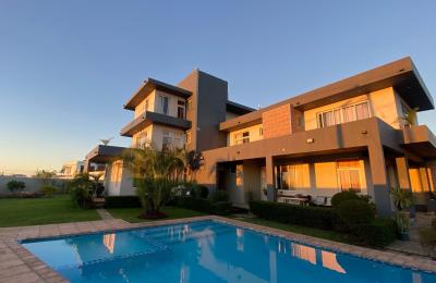 VENDE-SE: Moradia de Luxo T5 (Suítes) em Mapulene – Exclusividade e Espaço